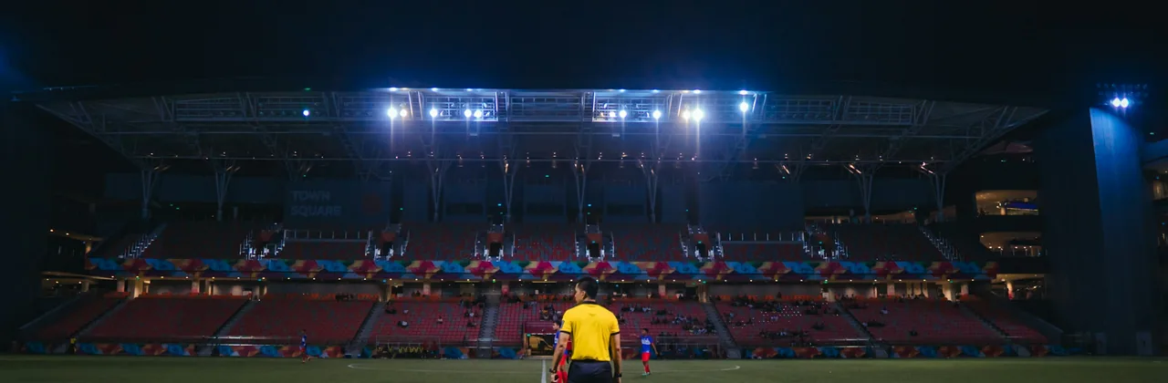 Estadio de fútbol de noche